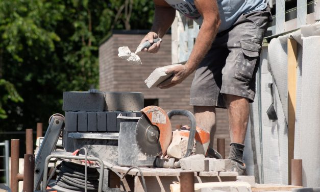 Lavoratori immigrati: turismo, costruzioni e logistica trainano l’aumento delle richieste