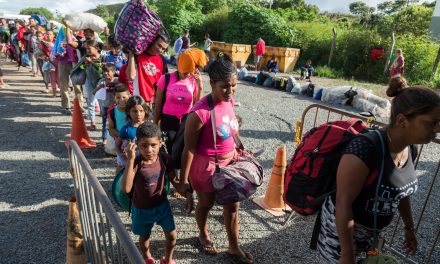 Oltre quattro milioni di rifugiati e migranti venezuelani lottano per i bisogni primari in America