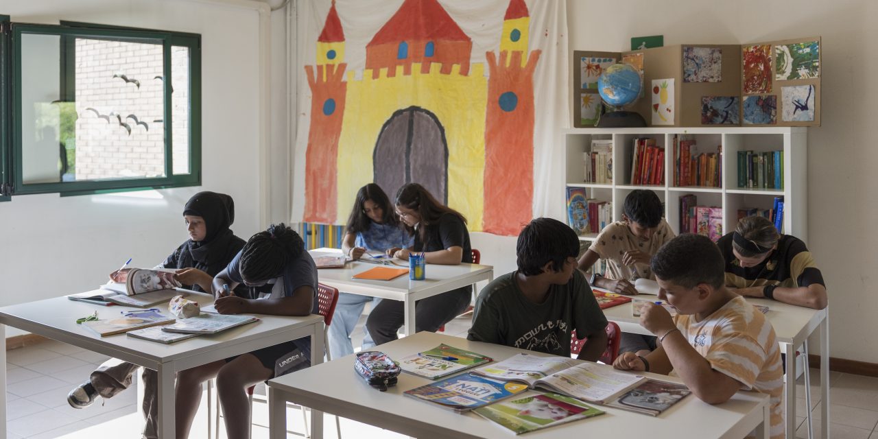 Save the Children: “Scuola, un percorso a ostacoli per gli oltre 800 mila studenti con background migratorio”