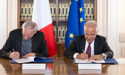 Accoglienza e di inclusione ai migranti: firmato il Protocollo tra Ministero dell’Interno e Cei
